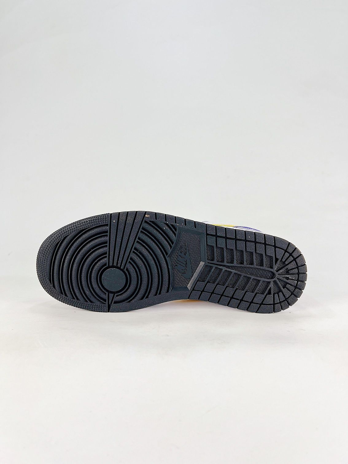 AJ 1 Low SE ‘Lakers’ IQ9389-547 AJ 1 Low SE ‘Lakers’ IQ9389-547