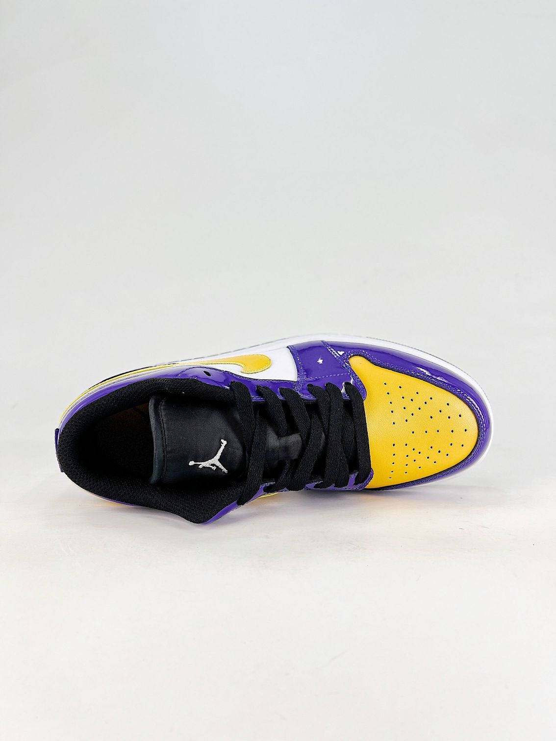 AJ 1 Low SE ‘Lakers’ IQ9389-547 AJ 1 Low SE ‘Lakers’ IQ9389-547