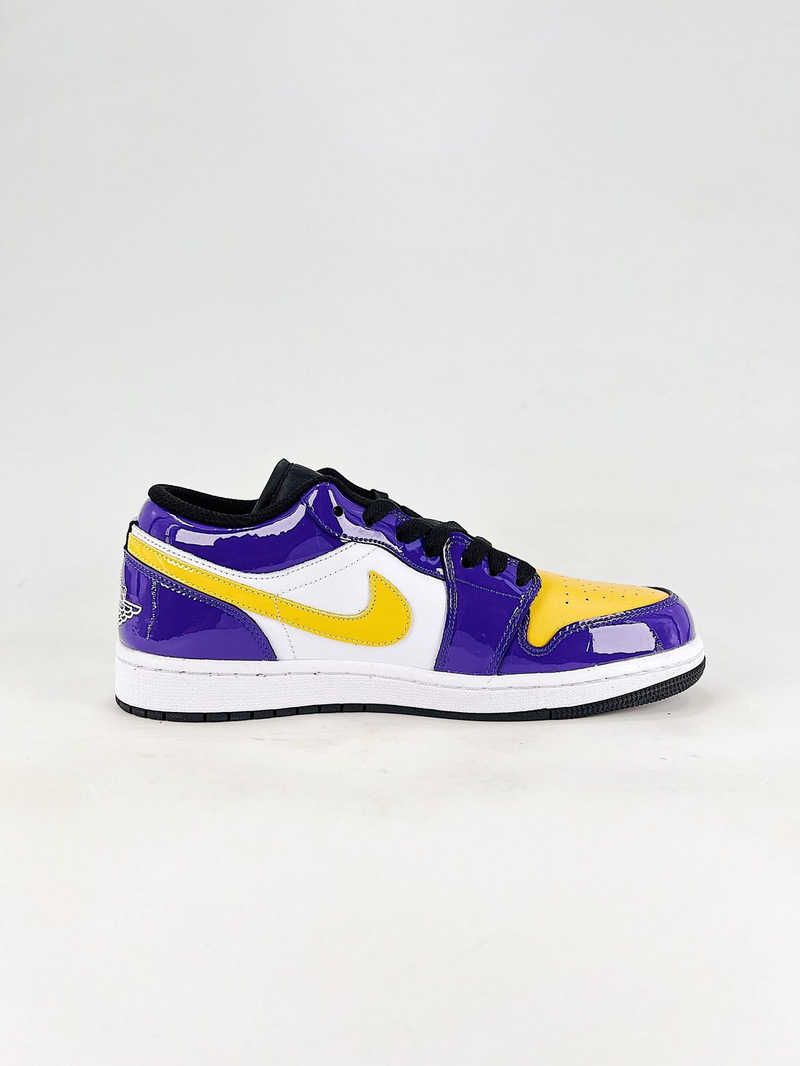 AJ 1 Low SE ‘Lakers’ IQ9389-547 AJ 1 Low SE ‘Lakers’ IQ9389-547