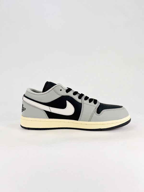 AJ 1 Low ‘Light Smoke Grey’ HQ2010-012 AJ 1 Low ‘Light Smoke Grey’ HQ2010-012