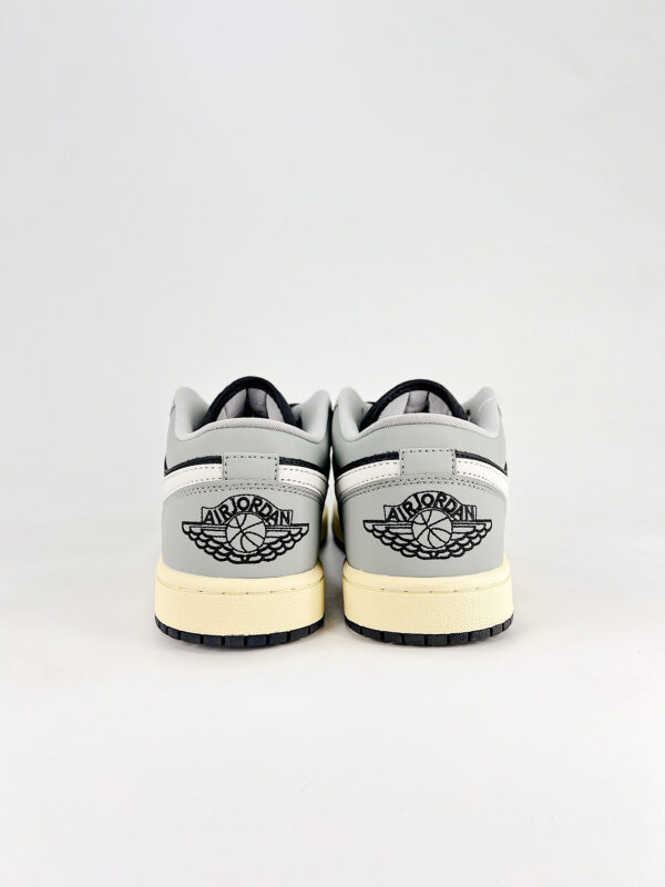 AJ 1 Low ‘Light Smoke Grey’ HQ2010-012 AJ 1 Low ‘Light Smoke Grey’ HQ2010-012