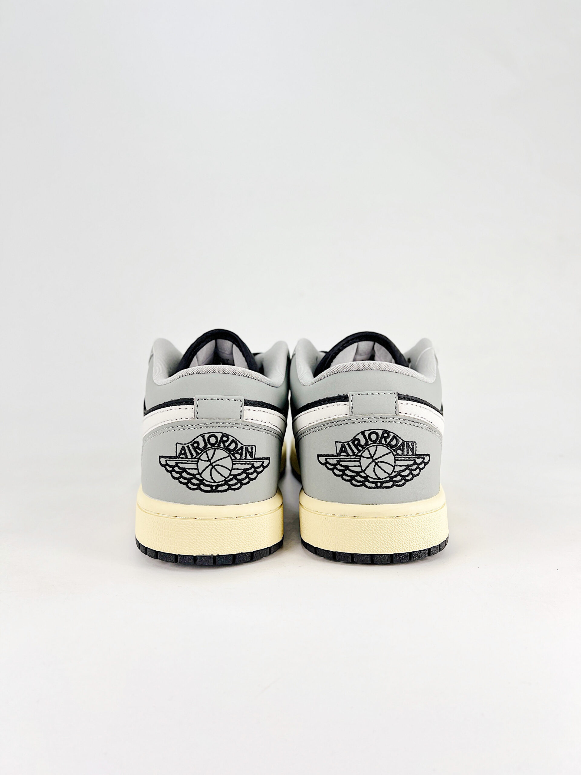 AJ 1 Low ‘Light Smoke Grey’ HQ2010-012 AJ 1 Low ‘Light Smoke Grey’ HQ2010-012