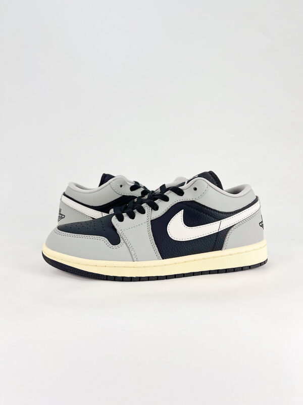 AJ 1 Low ‘Light Smoke Grey’ HQ2010-012 AJ 1 Low ‘Light Smoke Grey’ HQ2010-012