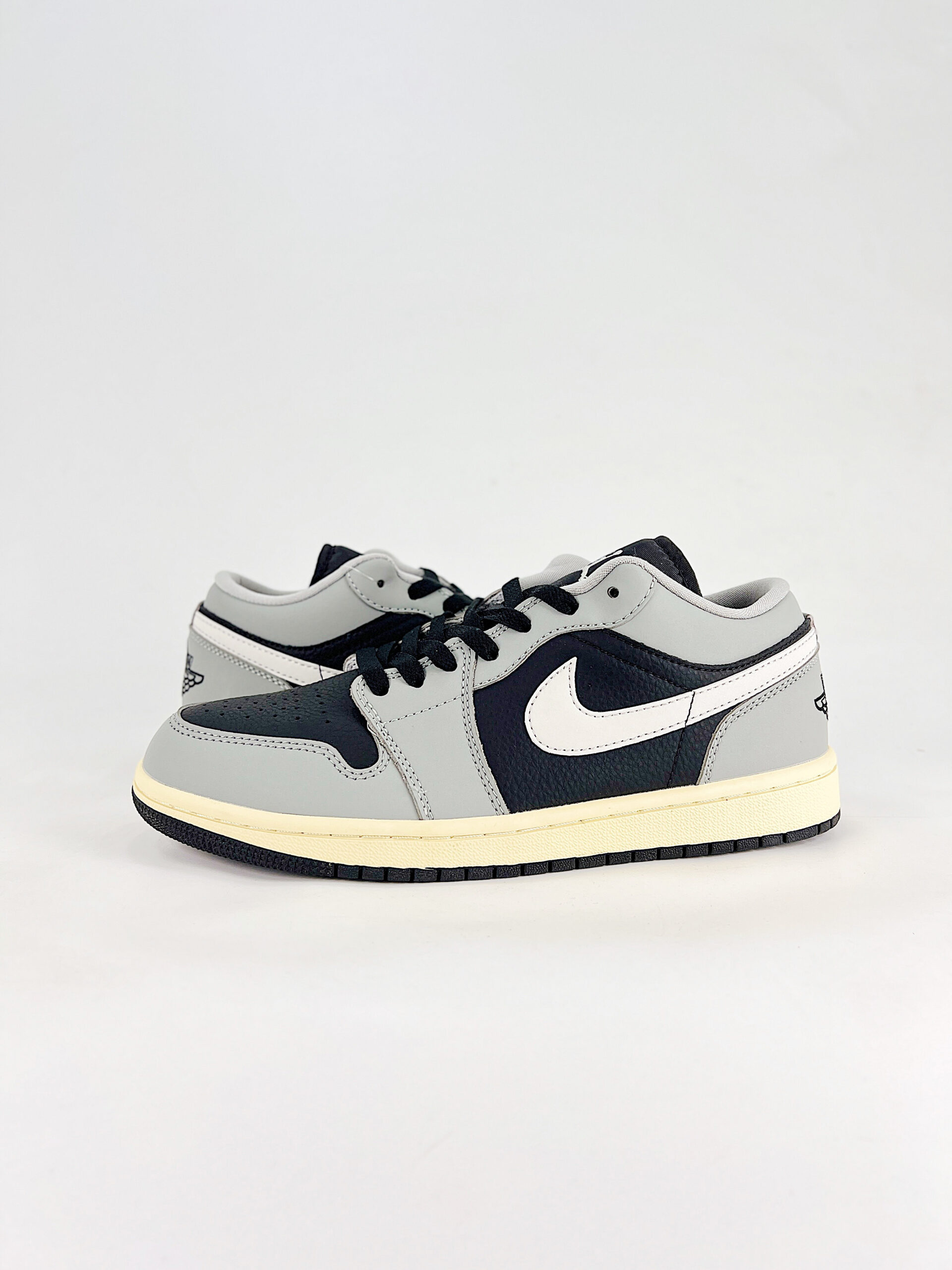 AJ 1 Low ‘Light Smoke Grey’ HQ2010-012 AJ 1 Low ‘Light Smoke Grey’ HQ2010-012