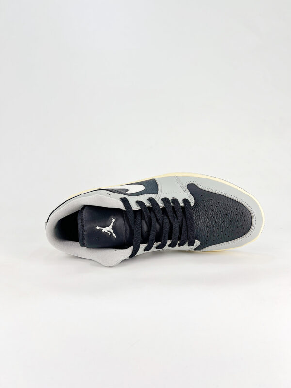 AJ 1 Low ‘Light Smoke Grey’ HQ2010-012 AJ 1 Low ‘Light Smoke Grey’ HQ2010-012