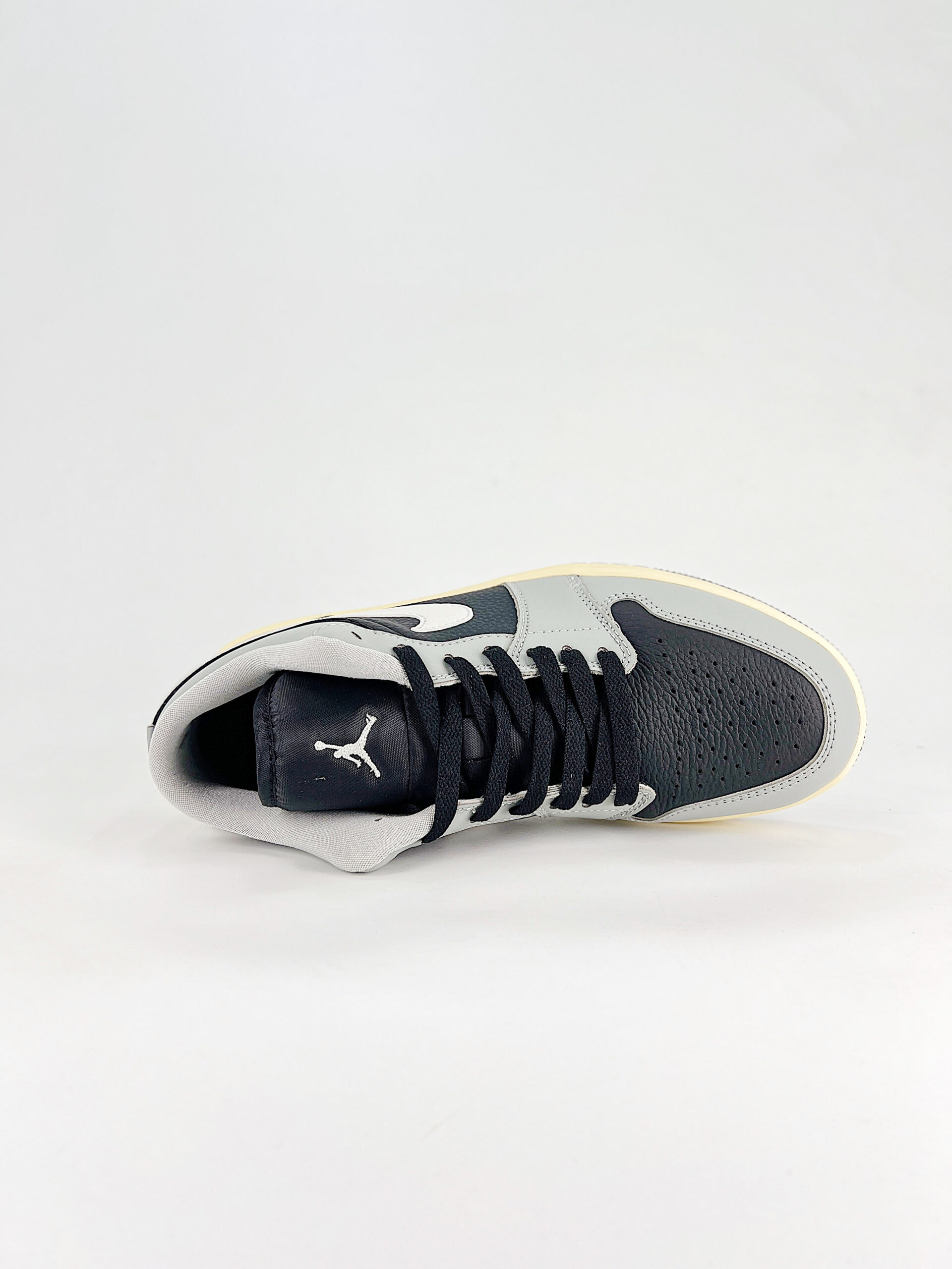 AJ 1 Low ‘Light Smoke Grey’ HQ2010-012 AJ 1 Low ‘Light Smoke Grey’ HQ2010-012