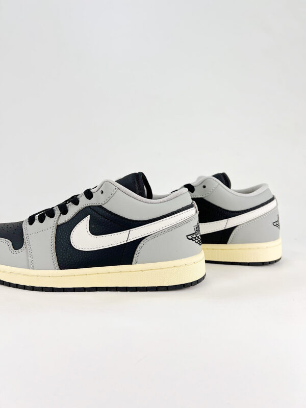 AJ 1 Low ‘Light Smoke Grey’ HQ2010-012 AJ 1 Low ‘Light Smoke Grey’ HQ2010-012