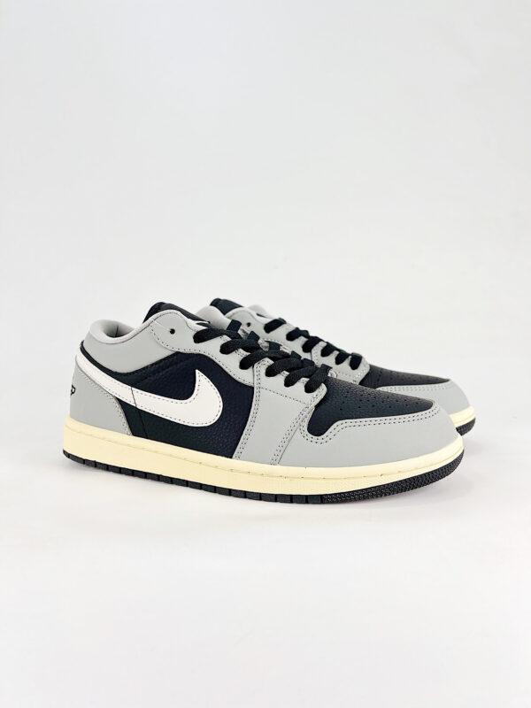 AJ 1 Low ‘Light Smoke Grey’ HQ2010-012 AJ 1 Low ‘Light Smoke Grey’ HQ2010-012