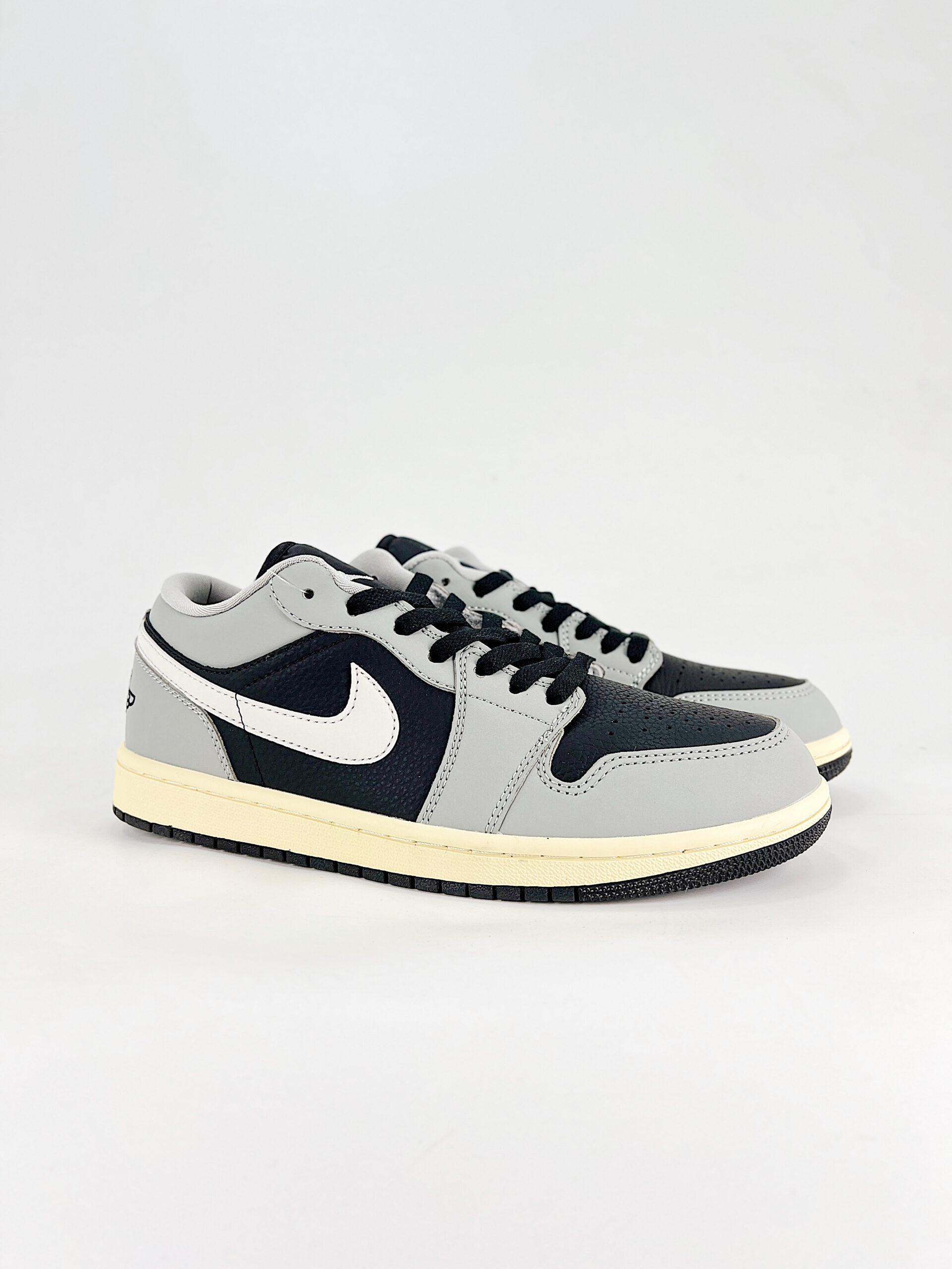 AJ 1 Low ‘Light Smoke Grey’ HQ2010-012 AJ 1 Low ‘Light Smoke Grey’ HQ2010-012