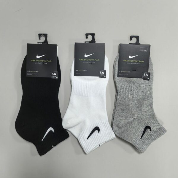 Nike Classic Swoosh Logo Socks
