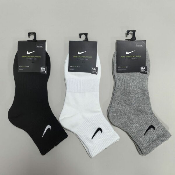 Nike Classic Swoosh Logo Socks