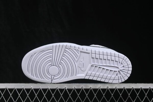 AJ 1 Low SE ‘White Metallic Silver’ IQ9381-100