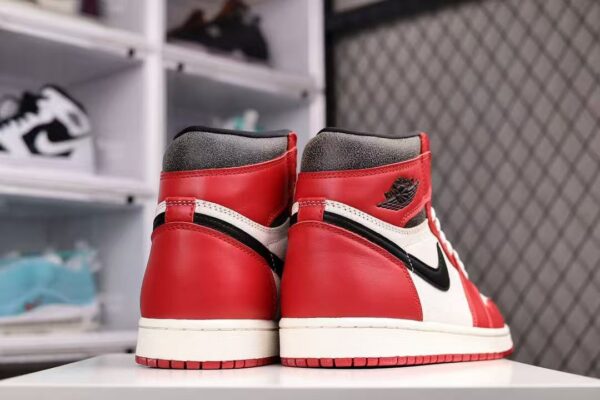 AJ 1 Retro High OG ‘Chicago Lost & Found’ DZ5485-612