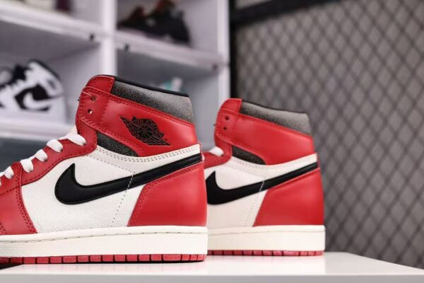 AJ 1 Retro High OG ‘Chicago Lost & Found’ DZ5485-612