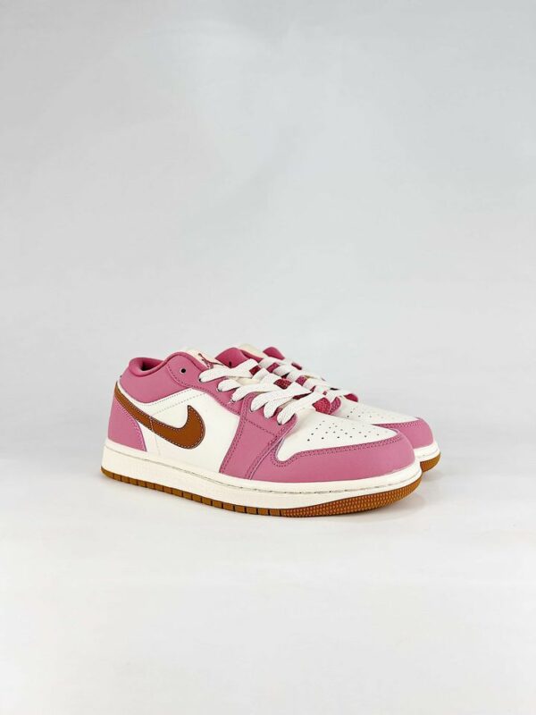 AJ 1 Low ‘Desert Berry Light British Tan’ DC0774-609 AJ 1 Low ‘Desert Berry Light British Tan’ DC0774-609