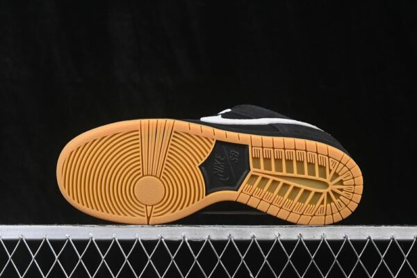 Nike SB Dunk Low Pro ‘Black White Gum’ HF3704-003 Nike SB Dunk Low Pro ‘Black White Gum’ HF3704-003