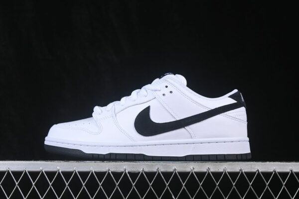 Nike SB Dunk Low ‘White Black’ HF3704-100 Nike SB Dunk Low ‘White Black’ HF3704-100