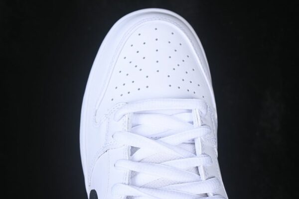 Nike SB Dunk Low ‘White Black’ HF3704-100 Nike SB Dunk Low ‘White Black’ HF3704-100