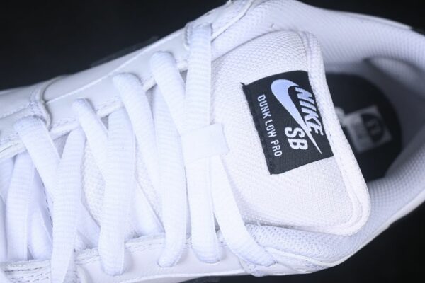 Nike SB Dunk Low ‘White Black’ HF3704-100 Nike SB Dunk Low ‘White Black’ HF3704-100