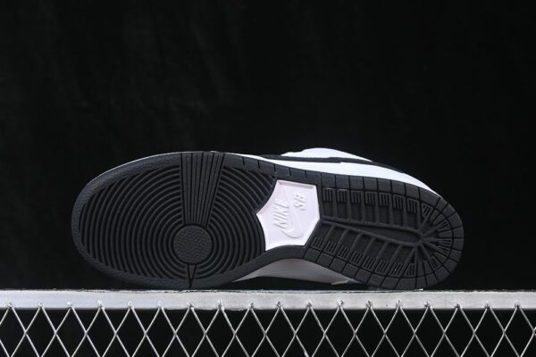 Nike SB Dunk Low ‘White Black’ HF3704-100 Nike SB Dunk Low ‘White Black’ HF3704-100