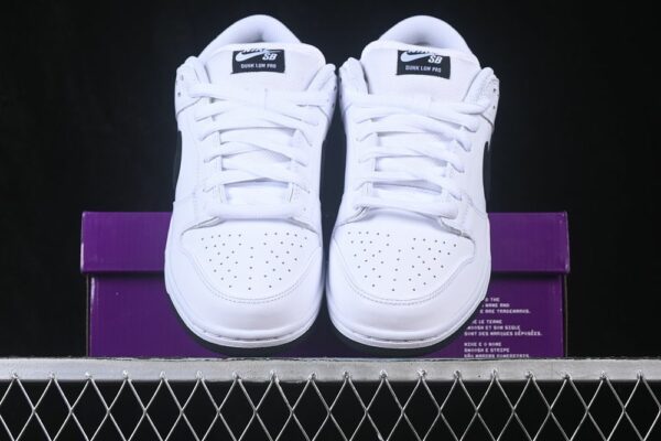 Nike SB Dunk Low ‘White Black’ HF3704-100 Nike SB Dunk Low ‘White Black’ HF3704-100