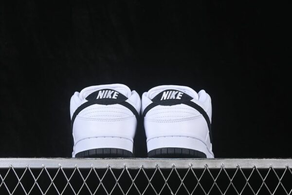 Nike SB Dunk Low ‘White Black’ HF3704-100 Nike SB Dunk Low ‘White Black’ HF3704-100