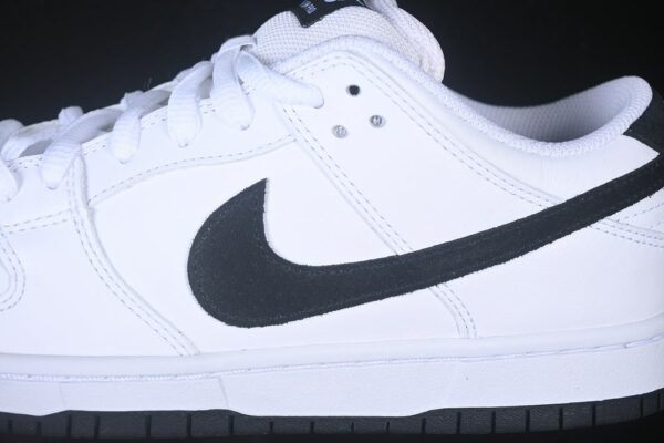 Nike SB Dunk Low ‘White Black’ HF3704-100 Nike SB Dunk Low ‘White Black’ HF3704-100