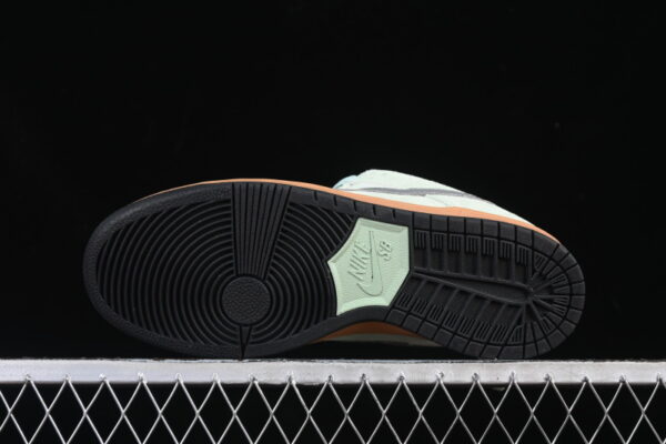 Nike SB Dunk Low ‘Verdugo Mountain’ HQ1626-300