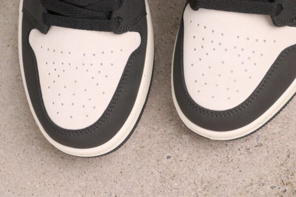 AJ 1 Mid SE ‘Off Noir Medium Olive’ HV4091-102 AJ 1 Mid SE ‘Off Noir Medium Olive’ HV4091-102