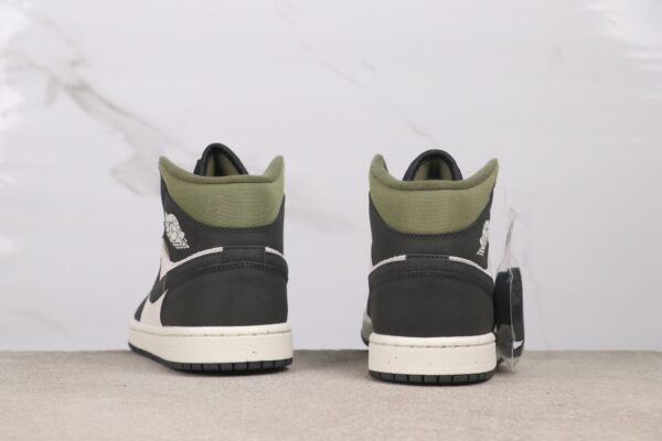 AJ 1 Mid SE ‘Off Noir Medium Olive’ HV4091-102 AJ 1 Mid SE ‘Off Noir Medium Olive’ HV4091-102