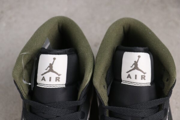 AJ 1 Mid SE ‘Off Noir Medium Olive’ HV4091-102 AJ 1 Mid SE ‘Off Noir Medium Olive’ HV4091-102