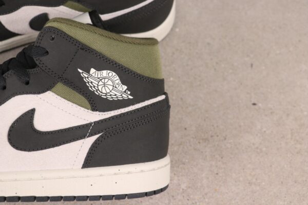 AJ 1 Mid SE ‘Off Noir Medium Olive’ HV4091-102 AJ 1 Mid SE ‘Off Noir Medium Olive’ HV4091-102