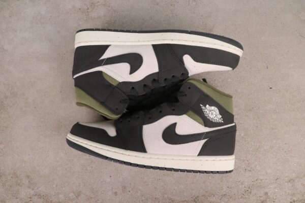 AJ 1 Mid SE ‘Off Noir Medium Olive’ HV4091-102 AJ 1 Mid SE ‘Off Noir Medium Olive’ HV4091-102