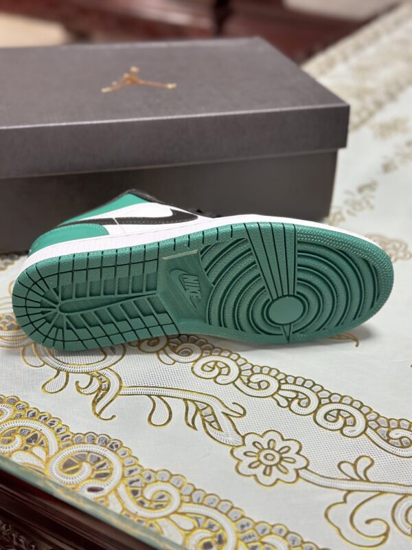 AJ 1 Low GS ‘Mystic Green’ 553558-113 AJ 1 Low GS ‘Mystic Green’ 553558-113