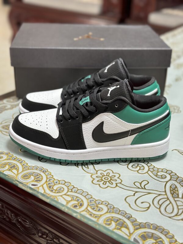 AJ 1 Low GS ‘Mystic Green’ 553558-113 AJ 1 Low GS ‘Mystic Green’ 553558-113