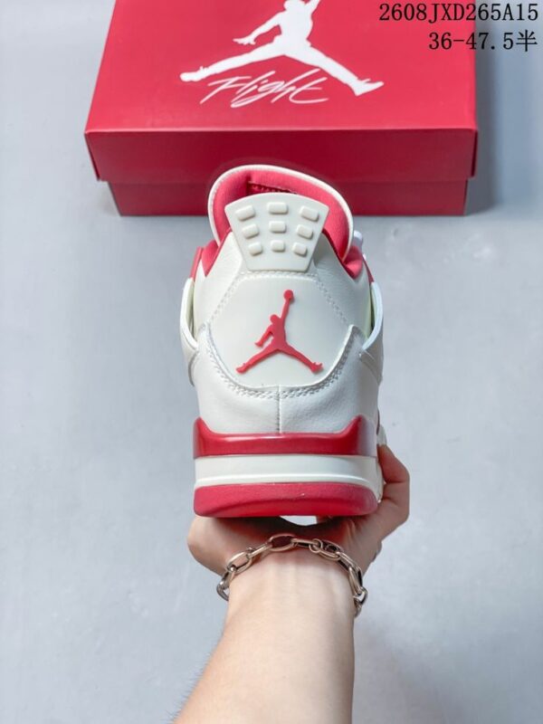 AJ 4 Retro ‘Sierra Red’ HV0823-108 AJ 4 Retro ‘Sierra Red’ HV0823-108