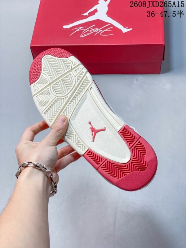 AJ 4 Retro ‘Sierra Red’ HV0823-108 AJ 4 Retro ‘Sierra Red’ HV0823-108