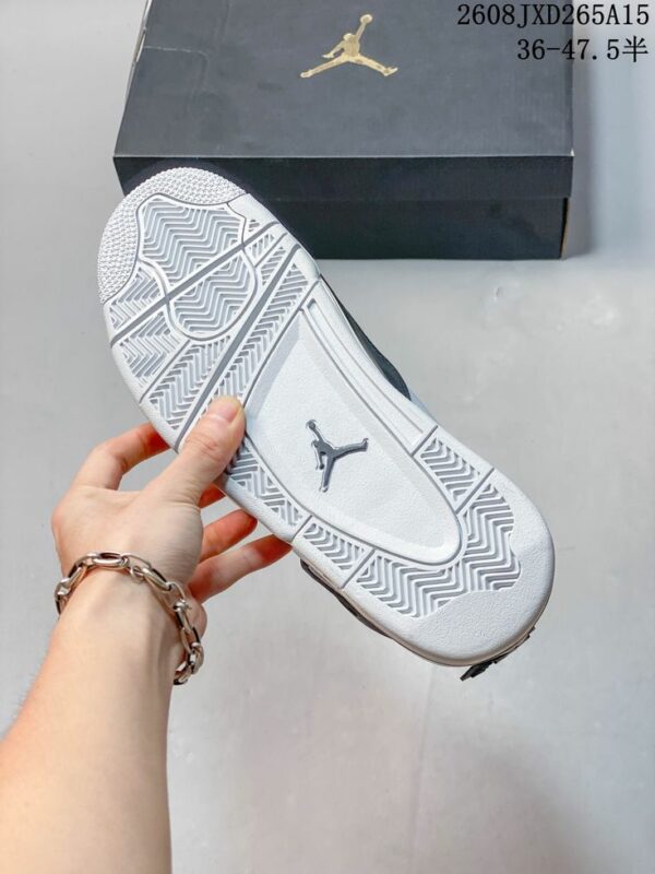 AJ 4 Retro ‘Pure Platinum’ FZ8585-070