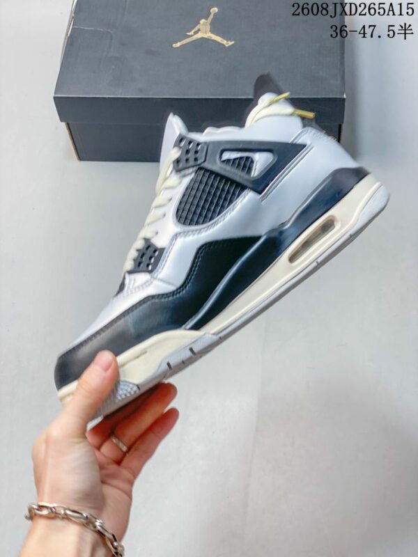 AJ 4 Retro ‘Pure Platinum’ FZ8585-070
